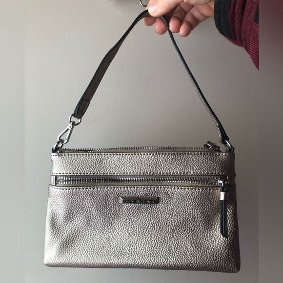 ♦️ Dana Buchman | Cute Silver Wristlet - Picture 1 of 4
